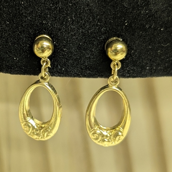 Crown Trifari Jewelry - Vintage Crown Trifari Gold-tone Oval Dangle Earrings Clip On Style